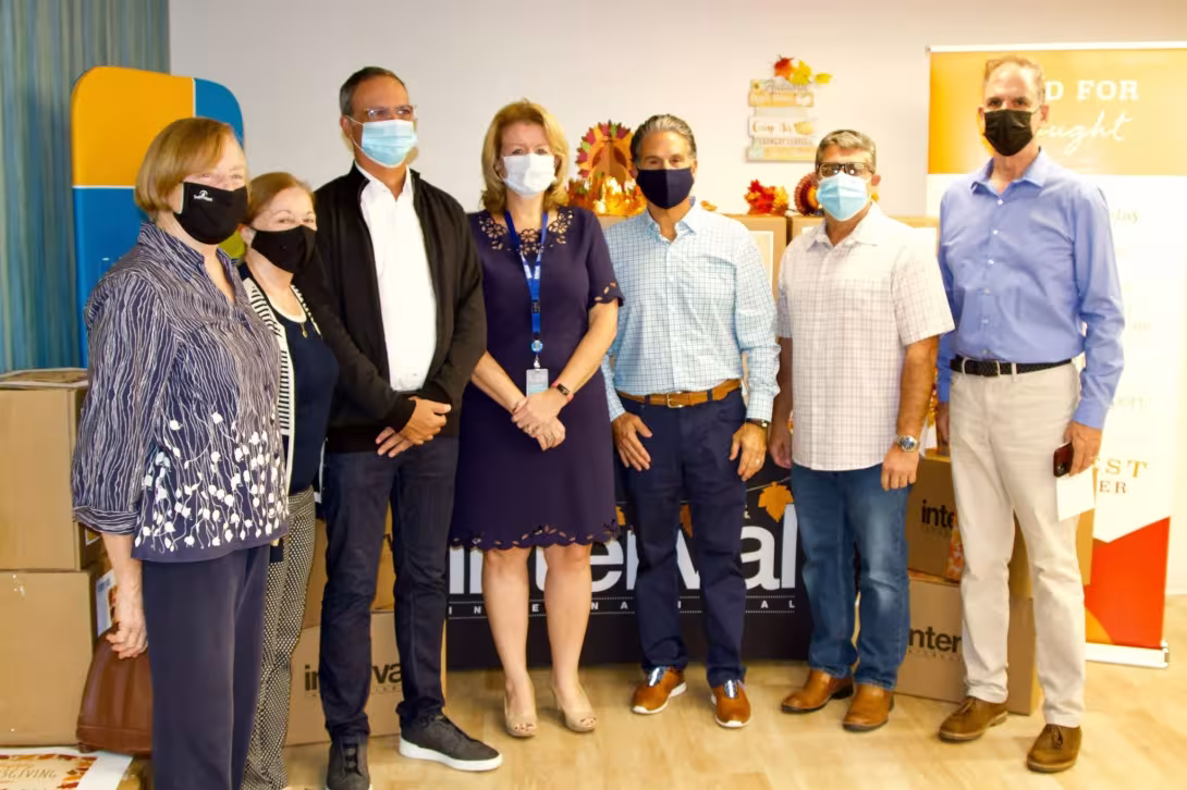 INTERVAL INTERNATIONAL HOSTS 25TH ANNUAL THANKSGIVING FOOD DRIVE